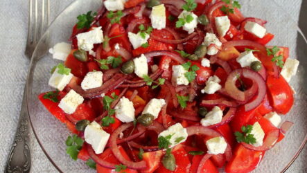 Итальянский салат из томатов с брынзой