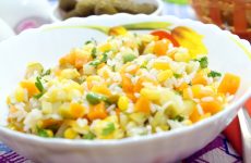 Салат с рисом и кукурузой: 3 рецепта