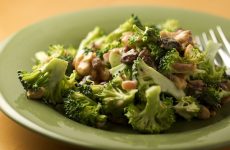 Салат из сырой брокколи: 9 лучших рецептов