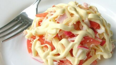Крабовый салат с сыром: 10 рецептов