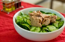 Салат из тунца с огурцом: 8 свежих рецептов