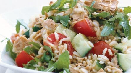 Салат с тунцом и рисом: 9 прекрасных рецептов