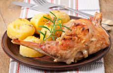 Кролик с картошкой: 7 традиционных рецептов