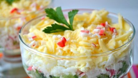 Слоеный крабовый салат: 8 хороших рецептов