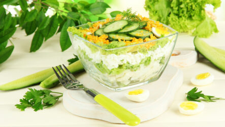 Слоеный салат с огурцами: 8 прекрасных рецептов