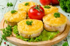Курица с грибами и ананасами: 7 отличных рецептов