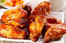 Куриные крылышки на сковороде: 10 ароматных рецептов
