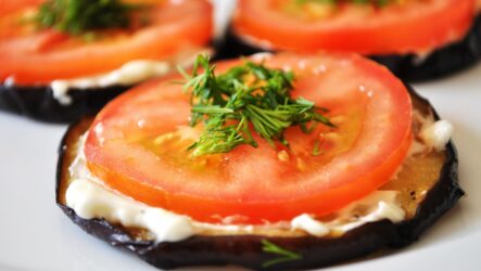 Жареные баклажаны с помидорами: 7 классных рецептов