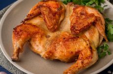 Цыпленок табака в духовке: 8 простых рецептов
