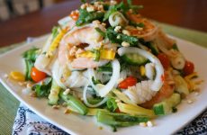Салат с креветками и кальмарами: 7 праздничных рецептов