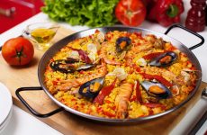 Паэлья с морепродуктами: 7 рецептов по-испански