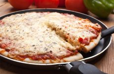 Быстрая пицца на сковороде: 8 отличных рецептов