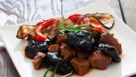 Тушеное мясо с черносливом: 8 отличных рецептов