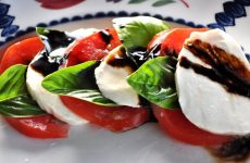 Салат Капрезе: 8 рецептов по-итальянски