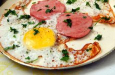 Яичница с колбасой: 8 сытных рецептов