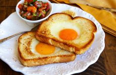 Яичница в хлебе: 9 рецептов к завтраку