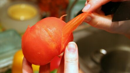 Как снять кожуру с помидора легко и быстро?