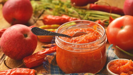 Мои секреты приготовления аджики с яблоками и помидорами — 7 рецептов с фото