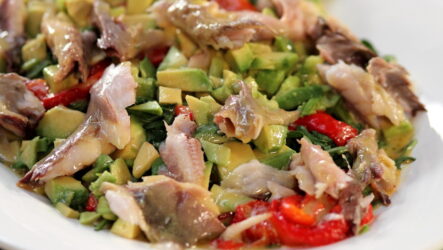 Салат с копченой рыбой — 7 оригинальных рецептов с пошаговыми фото