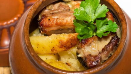Мясо в горшочках с картошкой — 7 рецептов для сытного обеда