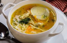 Суп с яичной лапшой — 8 отличных рецептов для семейного обеда