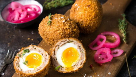 Яйца по-шотландски — 7 рецептов знаменитой закуски