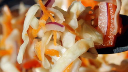 Сладкий салат из капусты — 8 витаминных и свежих рецептов