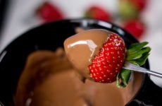 Шоколадное фондю — 7 рецептов для сладкого вечера