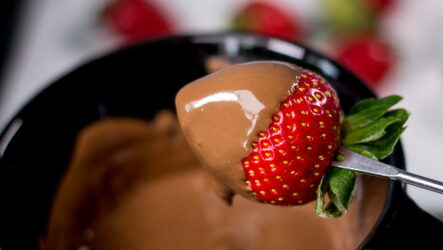 Шоколадное фондю — 7 рецептов для сладкого вечера