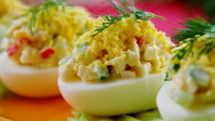 Яйца, фаршированные крабовыми палочками — 7 рецептов закуски