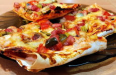 Пицца из лаваша на сковороде — 6 супер-быстрых рецептов