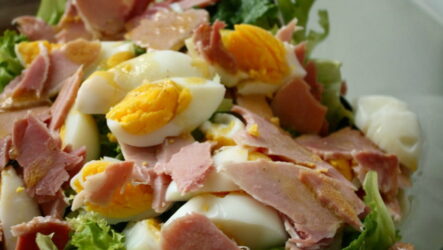 Салат с ветчиной и яйцами — 6 простых пошаговых рецептов