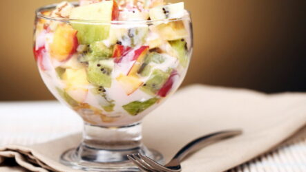 Фруктовый салат с йогуртом — 8 свежих и ярких рецептов