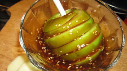 Карамелизованные яблоки — 7 рецептов невероятного десерта