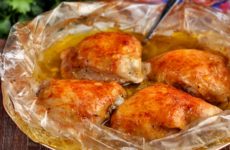 Куриные бедра в рукаве — 8 рецептов, как запечь правильно