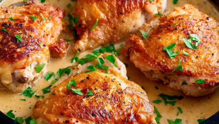 Куриные бедра в соусе — 8 простых и вкусных рецептов