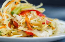 Быстрые и вкусные салаты из капусты — 7 рецептов на скорую руку