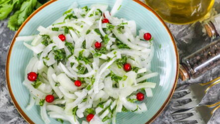 Луковый салат — 7 витаминных рецептов с пользой