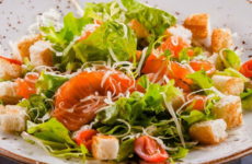 Салат Цезарь с семгой — 7 рецептов для легкого ужина