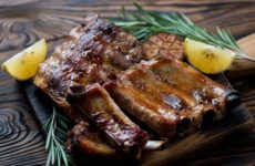 Запеченные свиные ребрышки — 7 домашних рецептов