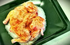 Курица целиком на соли — 6 простых рецептов в духовке