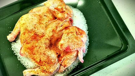 Курица целиком на соли — 6 простых рецептов в духовке
