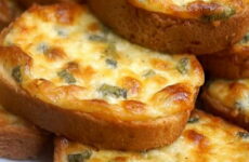 Гренки с сыром — 7 рецептов для простого и быстрого завтрака