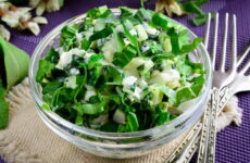 Салат с черемшой и огурцом — 8 свежих ярких рецептов