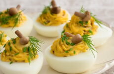 Яйца, фаршированные грибами — 8 рецептов классной закуски
