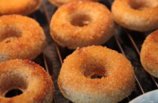 Пончики в духовке — 7 домашних рецептов