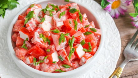 Салат из помидоров с крабовыми палочками и чесноком — 6 простых рецептов