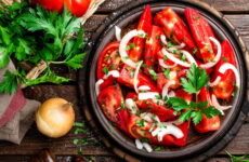 Салат из помидоров с луком — 7 свеженьких рецептов с фото
