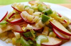 Салат с сельдереем и яблоком — 8 легких рецептов