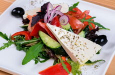 Салат с брынзой — 8 рецептов для легкого перекуса